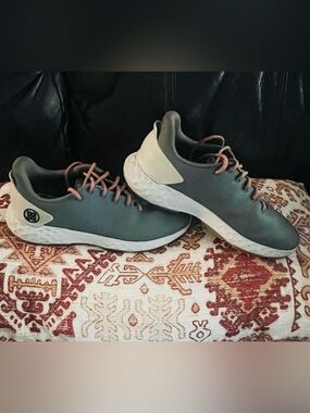 G/Fore MG4 + Mens size 7 Eur 40
Youth fits 6.5 to 7
Ladies 8.5
Golf Shoes